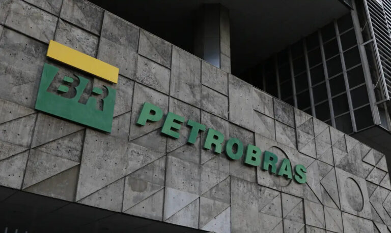 A Petrobras registra lucro inesperado em 2024: Um marco notável para a economia brasileira