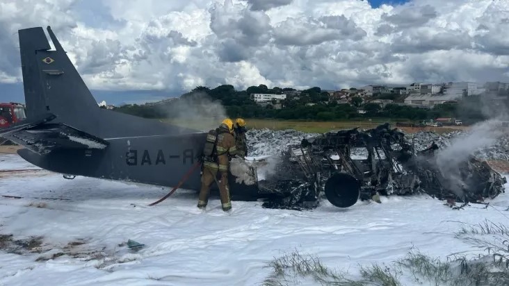 Acidente aéreo choca Belo Horizonte: avião cai no Aeroporto da Pampulha.