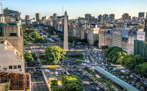 Argentina Enfrenta Desafios Econômicos e Políticos em Meio a Crescimento de Protestos