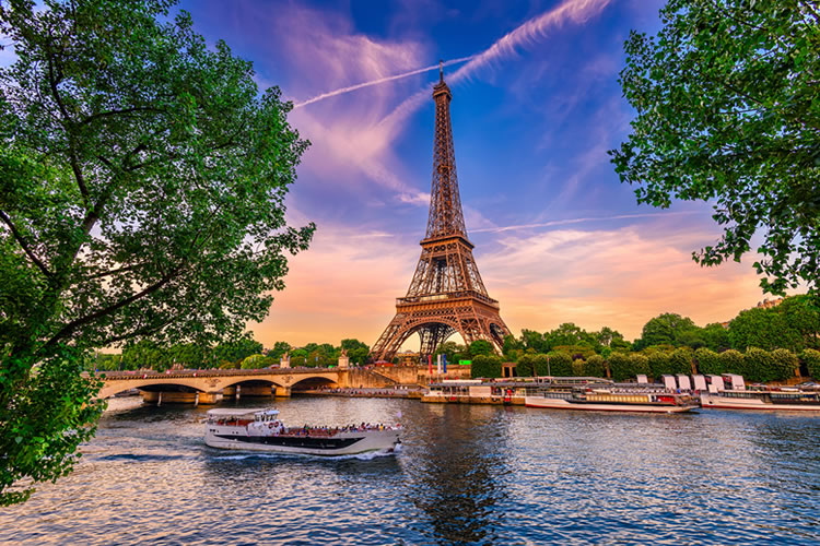 Guia de Turismo Virtual: Uma Jornada Inesquecível por Paris